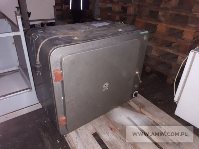 Sprzęt medyczny - pakiet zawierający 8 poz. asort. (wg oddzielnego wykazu), w tym m.in.: suszarki medyczne, cieplarka, stół antywibracyjny itp. 